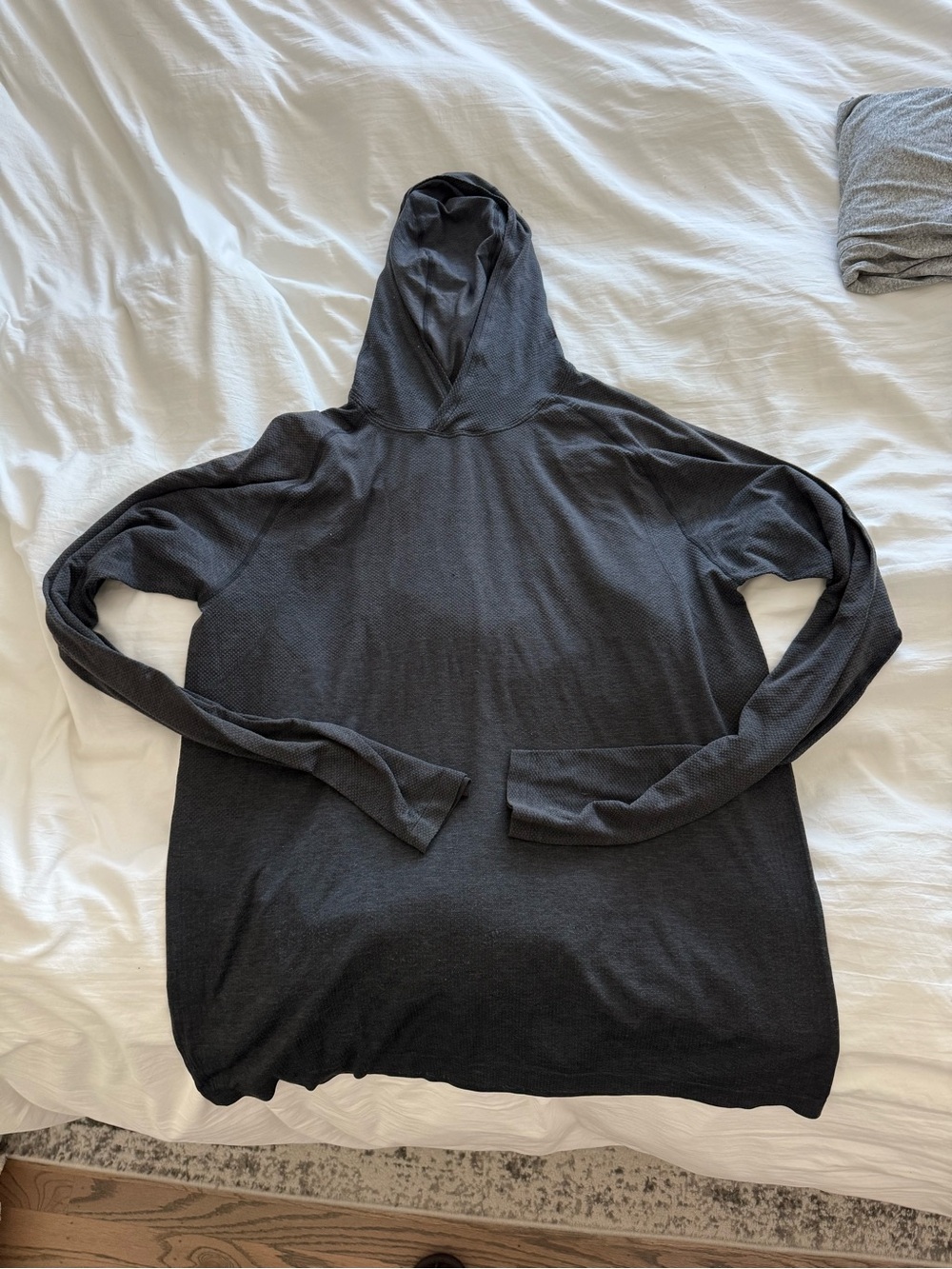 lululemon athletica Men's Charcoal Gray Long-Sleeve Hooded Tee